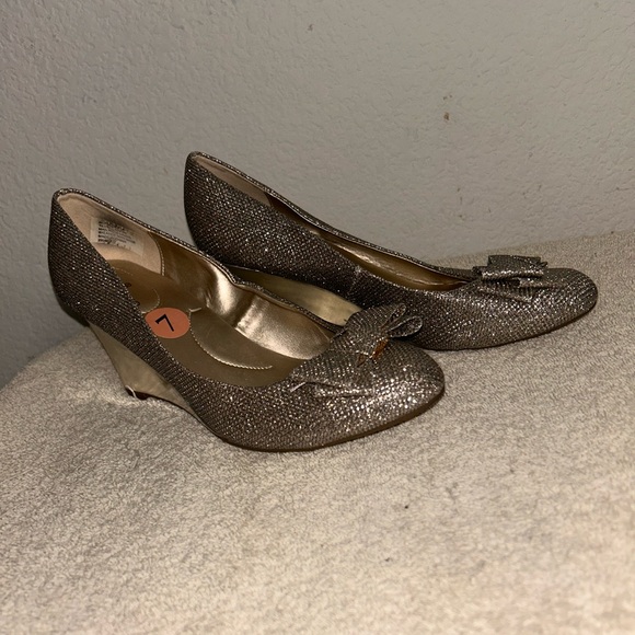 Bandolino metallic Size 7 M sparkles silver bow round toe wedge heels shoes - Picture 3 of 11